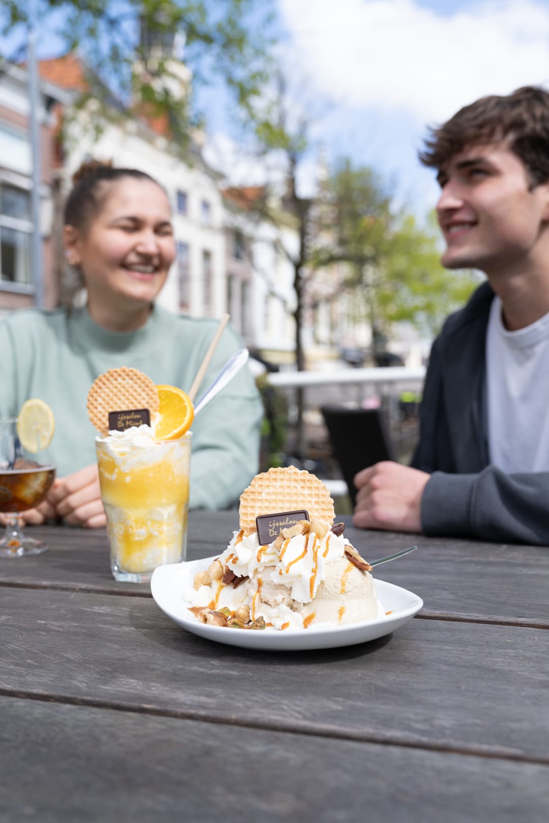 Terras bar bij Ijssalon de Mient